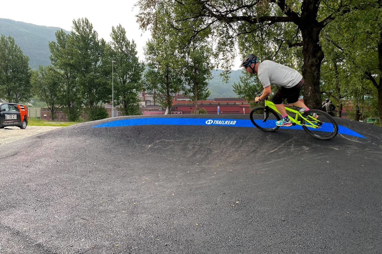 ALLSIDIG: Pumptracken i Sauda har en unik design som gir mange kreative muligheter mellom hovedlinjene, hopping og gæpping. Foto: Trailhead Nesbyen  Pumptracken i Sauda har en unik design