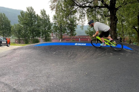 ALLSIDIG: Pumptracken i Sauda har en unik design som gir mange kreative muligheter mellom hovedlinjene, hopping og gæpping. Foto: Trailhead Nesbyen Pumptracken i Sauda har en unik design