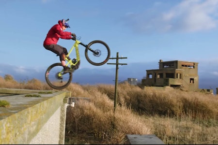 HOPP: Tross litt høyere vekt på sykkelen, leker Danny Macaskill seg også med motorisert sykkel. Foto: Skjermdump. danny macaskill elsykkel santa cruz