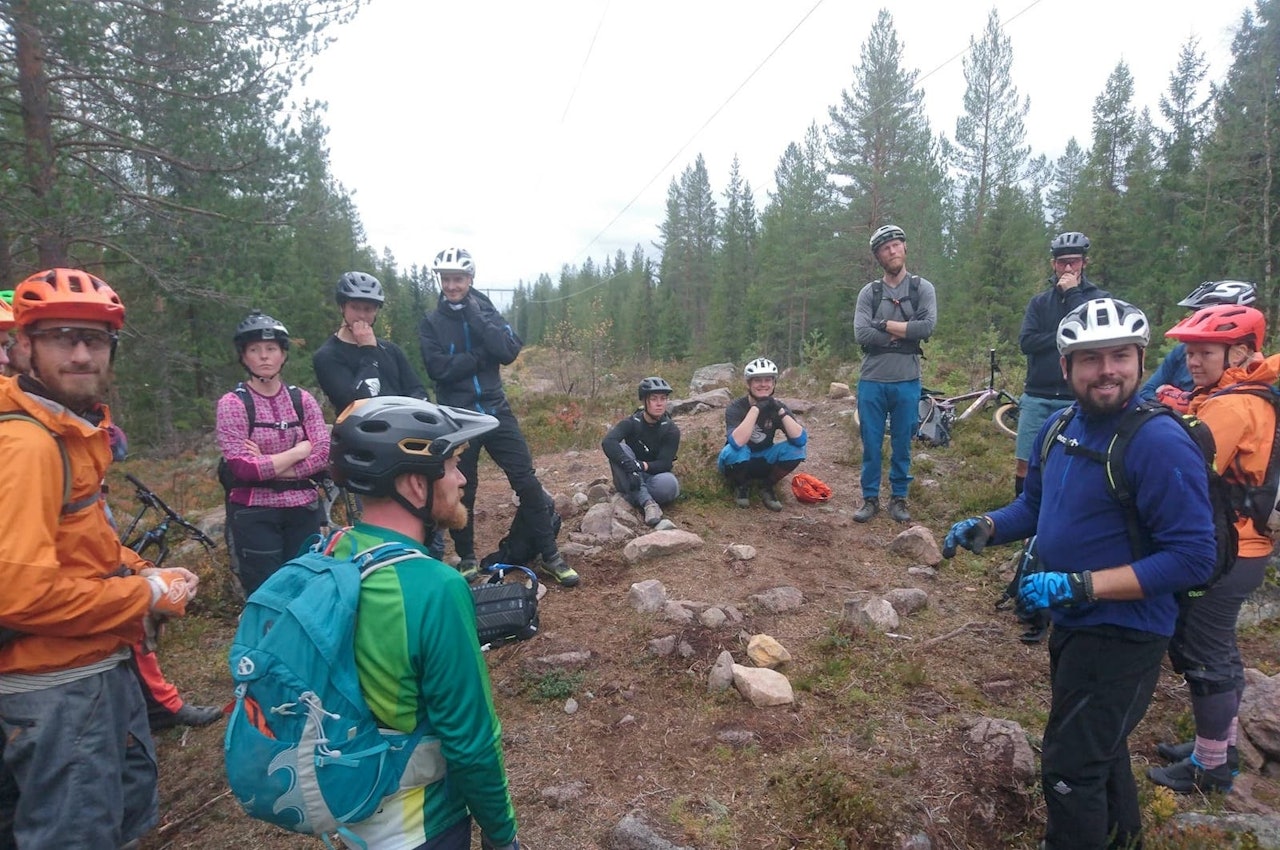 Nå skal fagdagen ut i terrenget for å løse utfordringer knyttet til bærekraftig destinasjonsutvikling og terrengsykling som opplevelsesprodukt. Foto: Nina Gässler Nå skal fagdagen ut i terrenget for å løse utfordringer knyttet til bærekraftig destinasjonsutvikling og terrengsykling som opplevelsesprodukt. Foto: Nina Gässler