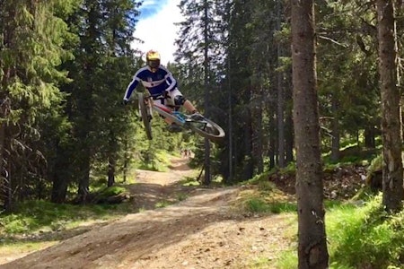 Godt med luft under hjulene til Øyvind Østvedt fra Kristiansands CK under sesongåpningen i Hafjell. Foto: Morten Kiledal Godt med luft under hjulene til Øyvind Østvedt fra Kristiansands CK under sesongåpningen i Hafjell. Foto: Morten Kiledal