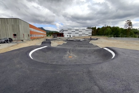 PUMPTRACK: Det er Rekkje Stiutvikling som har bygget pumptracken ved Olborg skole i Målselv i Troms. Foto: Njål Sund pumptracken ved Olborg skole i Målselv i Troms