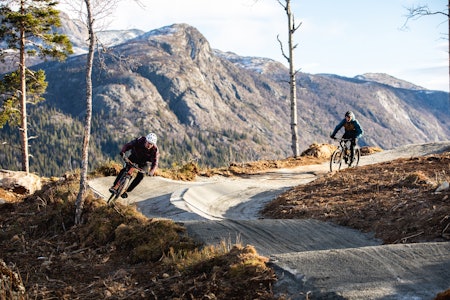 Tottelia Rides i Hemsedal åpner på lørdag og består foreløpig av en familievennlig rundløype på 1.7 kilometer med innslag av flytstier og elementer av grønn, blå og rød gradering. Foto: Paul Lockhart
