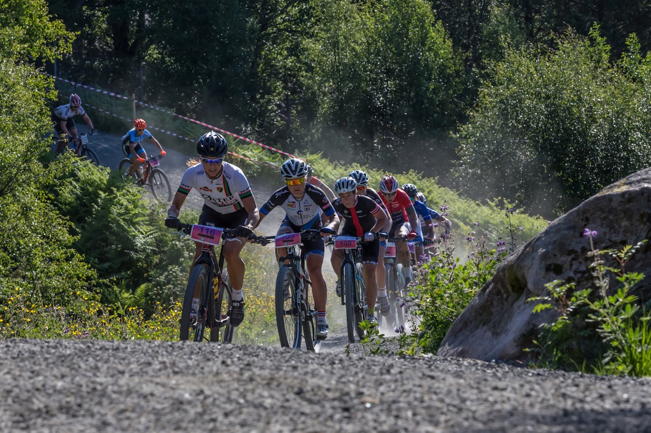 I år sykler også eliteklassen den ordinære 91 kilometer lange traséen som hovedsakelig består av grus og vei. Foto: Rune Helliesen