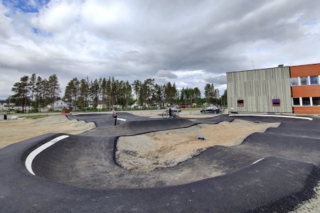 FORT GJORT: Fra byggestart til ferdig asfaltert, malt og merket tok det bare noen få uker. Foto: Njål Sund, Rekkje Stiutvikling Pumptrack Målselv