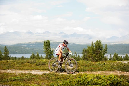 Fine fjell: Hildegunn G. Hovdenak nærmer seg mål på Rondablikk, med kanskje landets fineste ritt-utsikt på sin venstre. Foto: Kristoffer H. Kippernes