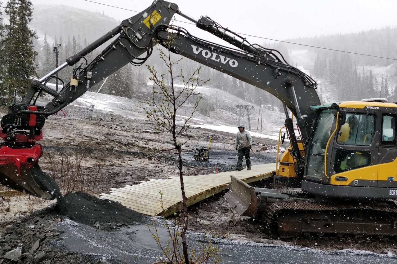 Byggearbeidet for å få på plass den første løypa i Gausta Bike Arena startet allerede før våren hadde festet grepet. Nå kommer snart også pumptrack på plass som neste ledd i det treårige utviklingsprosjektet. Foto: Destinasjon Gausta/Trail Solution stibygging gausta
