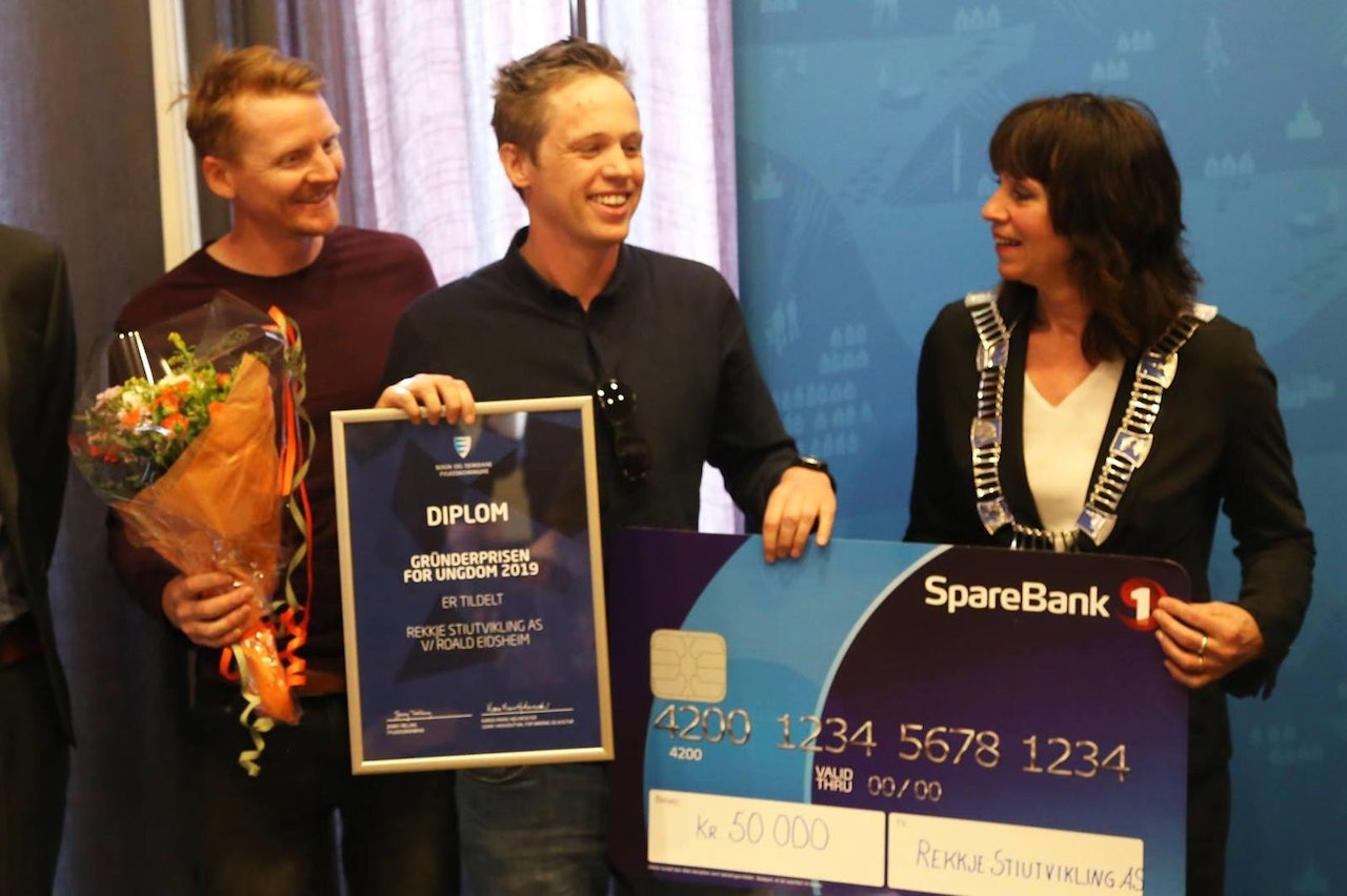 Roald Eidsheim (i midten) og kollega i Rekkje Stiutvikling AS Njål Sund mottok Sogn og Fjordane fylkeskommunes gründerpris for ungdom 2019 tidligere i vår. Her overrekkes prisen av fylkesordfører Henne Følling. Foto: Sogn og Fjordane fylkeskommune Roald Eidsheim (i midten) og kollega i Rekkje Stiutvikling AS Njål Sund mottok Sogn og Fjordane fylkeskommunes gründerpris for ungdom 2019 tidligere i vår. Her overrekkes prisen av fylkesordfører Henne Følling. Foto: Sogn og Fjordane fylkeskommune