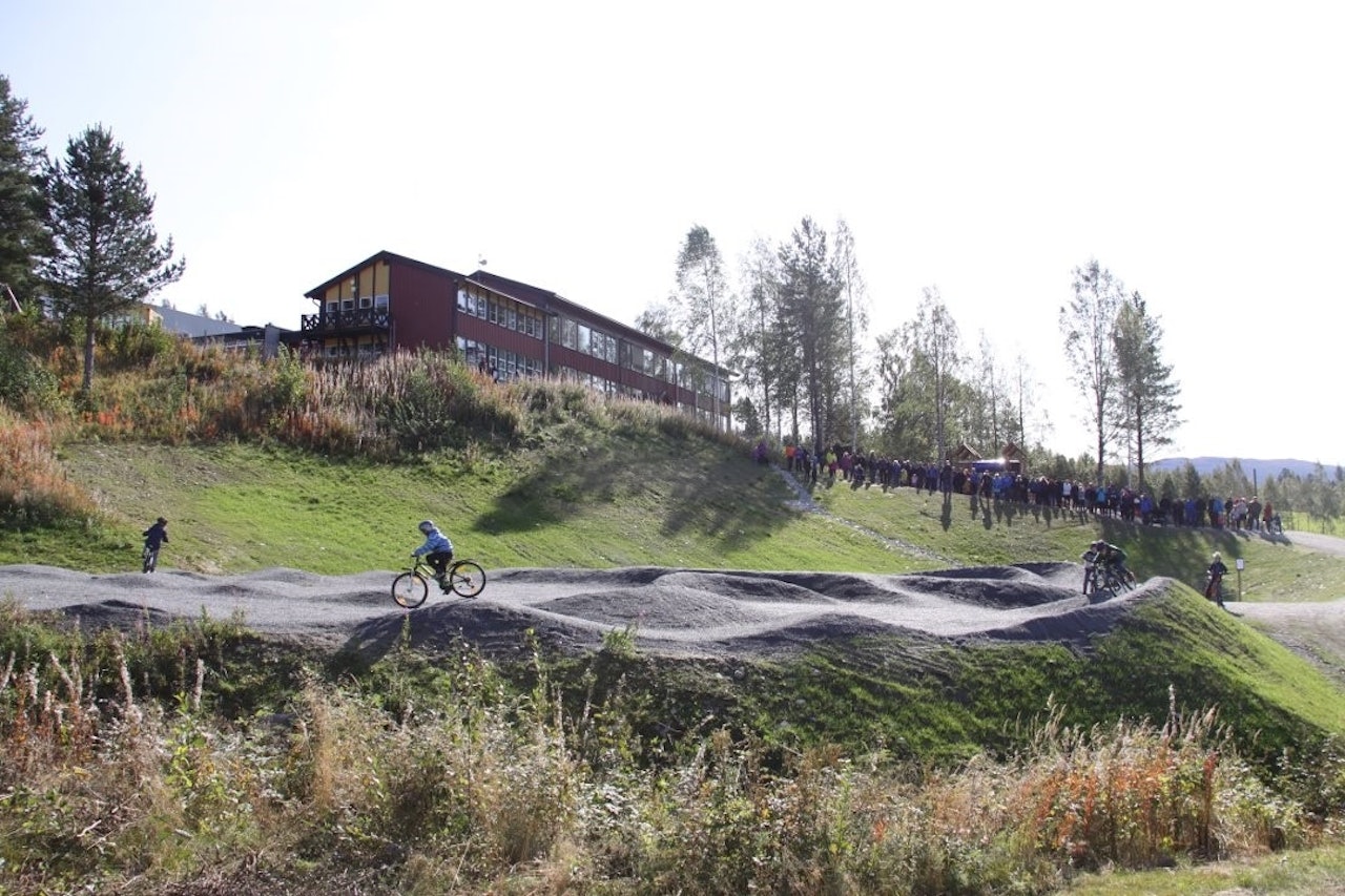 Pumptracken i Valdres er lett tilgjengelig og åpen hele døgnet. Foto: Øystein Fossholt  Valdres pumptrack Hedalen Norge MTB terrengsykkel