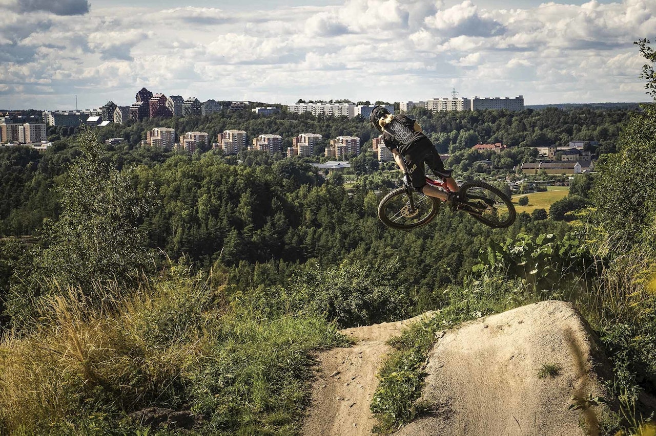 HØYT OVER BYEN: Det blir sentrumsnær heisbasert sykling i denne episoden. Foto: Hanna Jonsson terrengsykling stockholm
