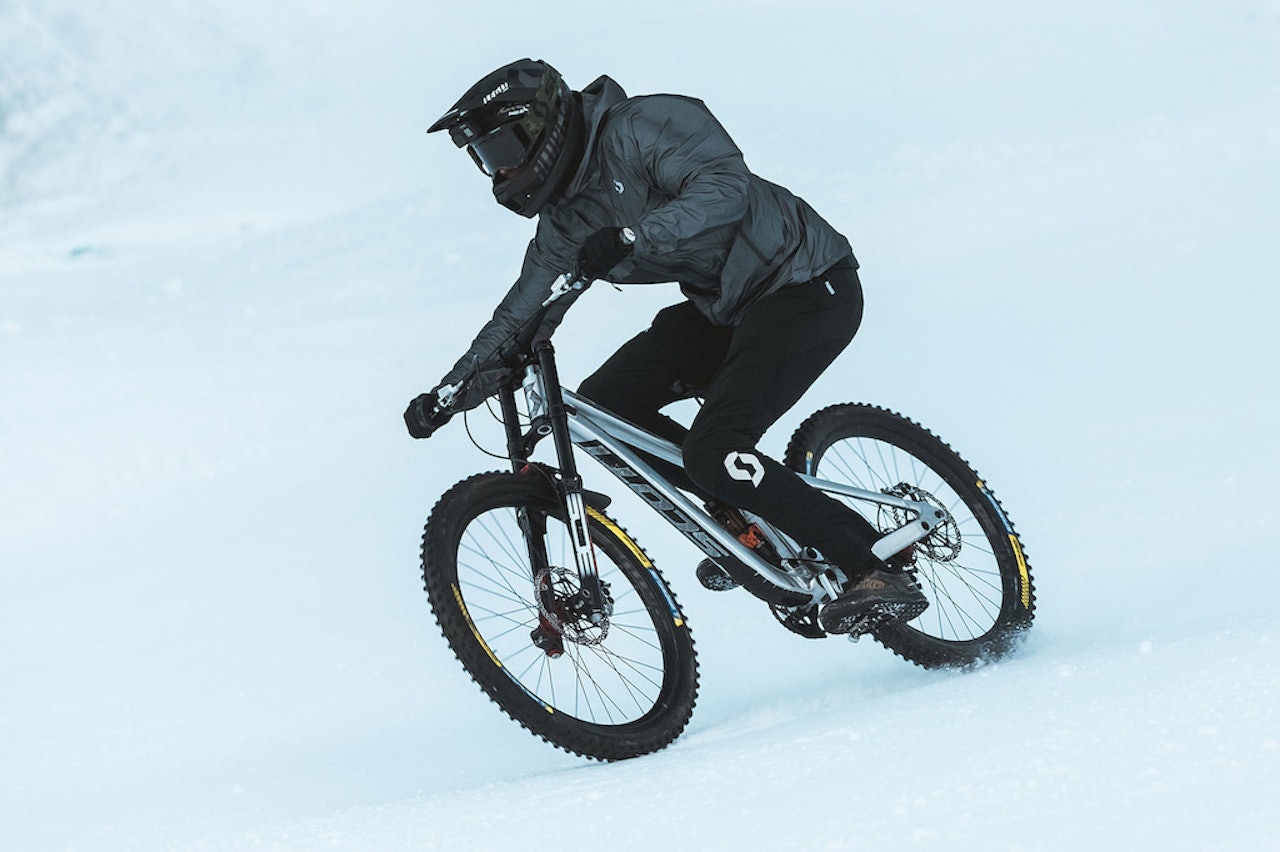 SLALOM: Å sykle i slalombakken er ikke noe de fleste orker å prøve seg på. Foto: Scott SLALOM: Å sykle i slalombakken er ikke noe de fleste orker å prøve seg på. Foto: Scott