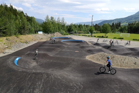 SCHWÆR PUMPTRACK: Med 1000 kvadratmeter asfaltert bane, er pumptracken på Harpefoss en av de større i Norge. Foto: Anders Wadahl Pumptrack Harpefoss
