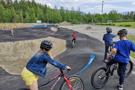 POPULÆRT: Pumptracken i Brudalen på Harpefoss fikk asfaltdekke i midten av mai i år og er blitt populær både i og utenfor skoletida. Foto: Anders Wadahl Pumptrack Harpefoss