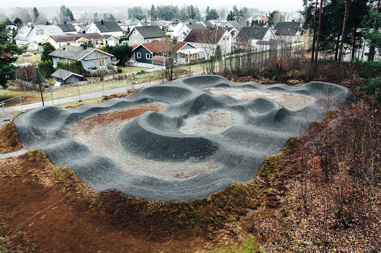 PUMPTRACK SKIEN: Ved Skien Fritidspark finner du denne fine pumptracken, bygget av Rekkje Stiutvikling. Foto: John Andre Moldestad PUMPTRACK SKIEN: Ved Skien Fritidspark finner du denne fine pumptracken, bygget av Rekkje Stiutvikling. Foto: John Andre Moldestad