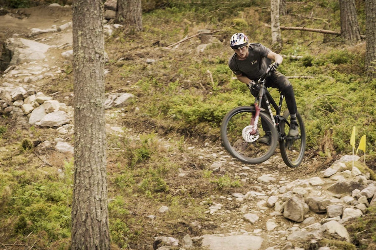 SVENSKE SKOGER: I en ny episode av serien Swede Shreds får vi blant annet bli med til skogene i Dalarna. Foto: Hanna Jonsson stisykling dalarna sverige