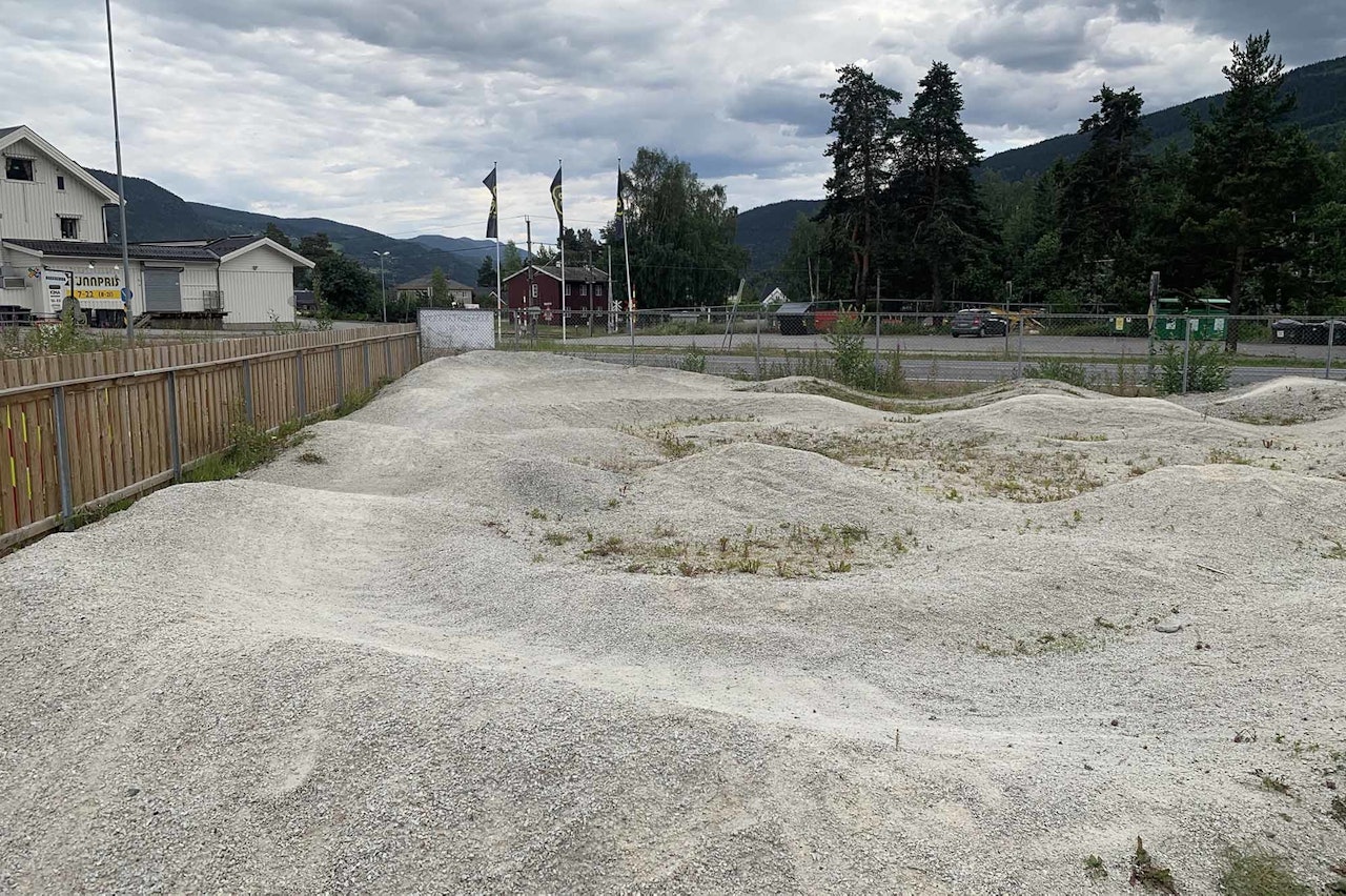 PÅ VEIEN: Pumptracken i Ringebu kan du lett besøke, da den ligger tett opp mot E6. Foto: Kristoffer H. Kippernes PÅ VEIEN: Pumptracken i Ringebu kan du lett besøke, da den ligger tett opp mot E6. Foto: Kristoffer H. Kippernes