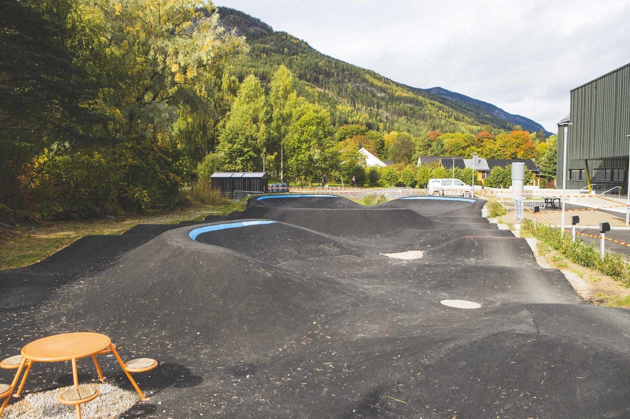 PUMPTRACK I NESBYEN SENTRUM: Du trenger ikke lete lenge for å finne pumptracken i Nesbyen. Den ligger midt i sentrum, i retning fjellet. Foto: Kristoffer H. Kippernes pumptrack nesbyen hallingdal
