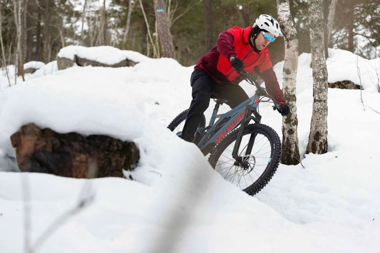 VINTERSYKLING: Oslo Kommune ønsker å betale for halvparten av piggdekkene dine.  Sykling med piggdekk på sti
