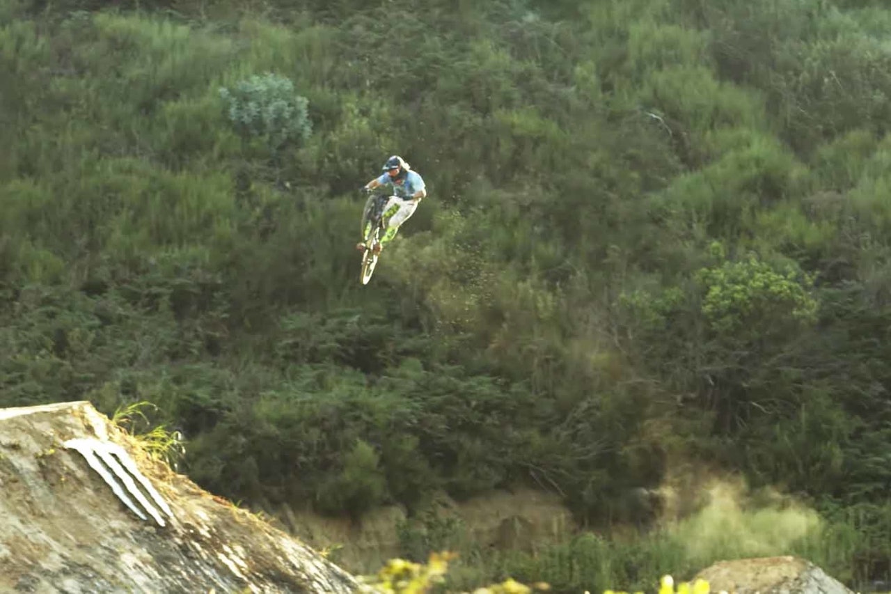 ENORME HOPP: Freeridekonkurransen DarkFest har hopp i aller største kategori. Der fikk Brage Vestavik prøve seg. Foto: Skjermdump DarkFest  brage vestavik