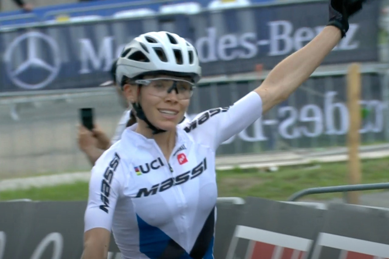 KARRIERENS FØRSTE: Loana Lecomte fra Frankrike tok sin første verdenscupseier i kortbane i Leogang i Østerrike fredag kveld. Foto: Skjermdump RedBull TV  Loana Lecomte fra Frankrike tok sin første verdenscupseier i kortbane i Leogang i Østerrike