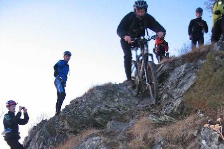 OM LIV OG DØD: Artikkelforfatteren bedriver blodig alvor som kun kan utføres med helhjelm og langt over gjennomsnittlig geologikunnskap. Eller... Foto: Ingar Ballo kommentar sykling lek