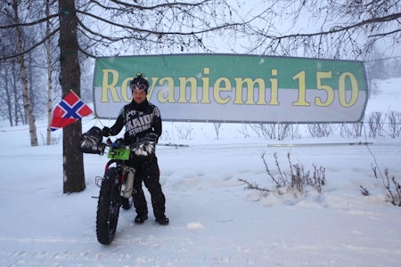 Tor Espen Jolma slo løyperekorden med over sju timer da han vant ekstremrittet Rovaniemi 300 i Finland med tida 30 timer og 20 minutter på søndag, her fra sjekkpunktet halvveis i rittet. Foto: Privat Tor Espen Jolma vant ekstremrittet Rovaniemi 300 i Finland