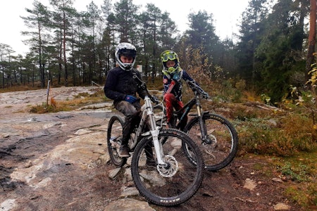 Alexander Halvorsen (til venstre) og Noa Valbjørk var med i Kampen om Gubben under Camp Kjerringåsen i helga. Foto: Hanne Holmstrøm Karlsen Alexander Halvorsen (til venstre) og Noa Valbjørk var med i Kampen om Gubben under Camp Kjerringåsen
