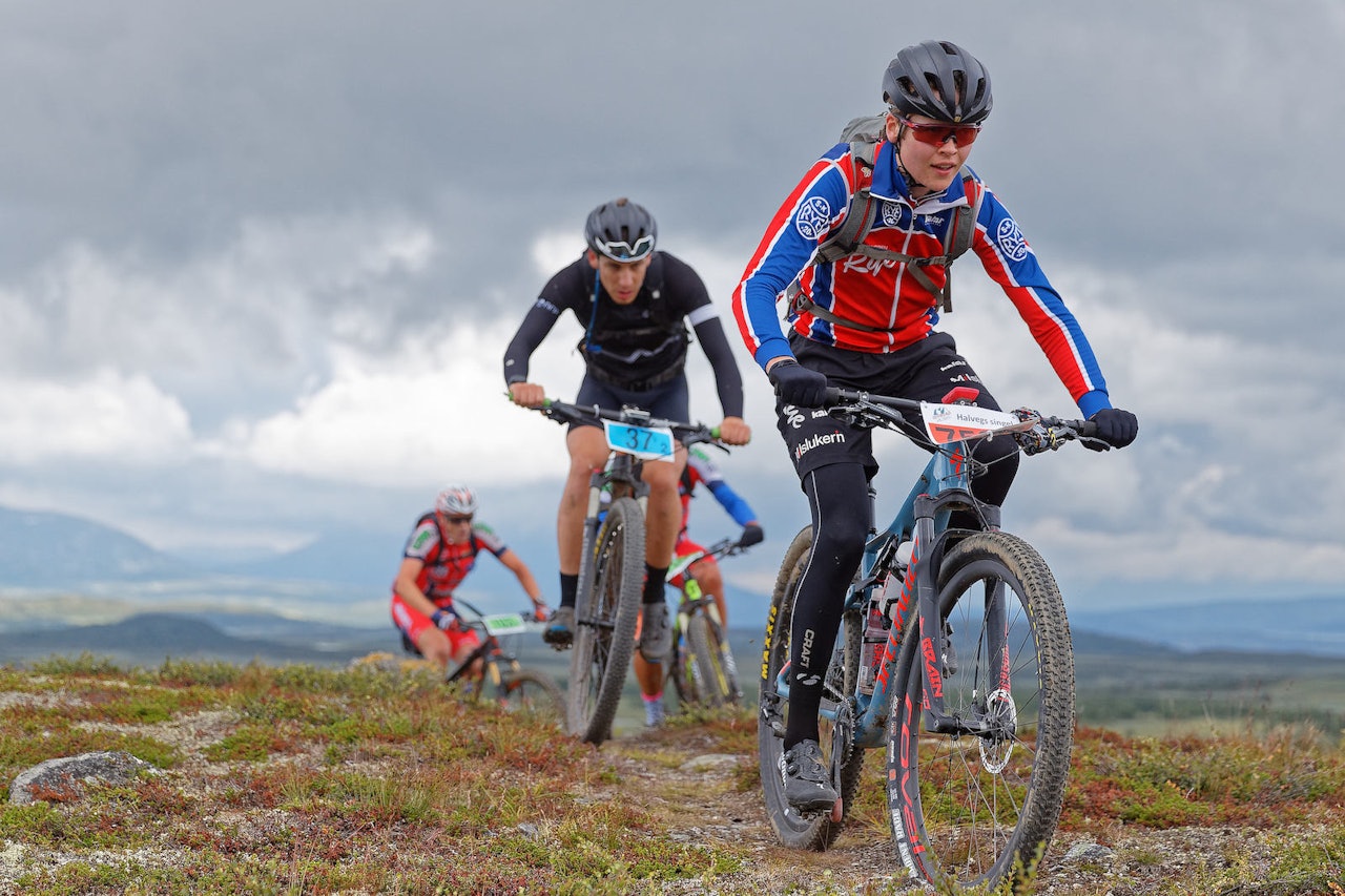 Hvilke ritt skal du sykle i år? Jonas Brandt i front over toppen underveis i Offroad Valdres 2019. Foto: Ola Morken