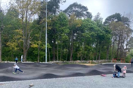 REDDET REIER-BANEN: Asfalten på pumptracken ved Reier skole i Moss må fortsatt fjernes, men erstattes med et gummidekke i stedet for grus og kan dermed fortsatt brukes av sparkesyklister og skateboardere. Foto: Jorid Iren Ødegaard Reierbanen i Moss