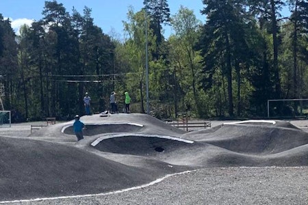 FJERNER ASFALTEN: Forliket mellom Moss kommune og naboene som klaget over støy fra pumptracken på Reier innebærer at asfalten i pumptracken må erstattes med grus. Foto: Jorid Iren Ødegaard Asfalten i pumptracken på Reier må erstattes med grus