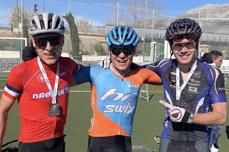 Anders Johannessen (til venstre) og Emil Hasund Eid vant den siste etappen i Costa Blanca Bike Race. Martin Siggerud (til høyre) hadde femte beste tid på etappen. Foto: Eddy Knudsen Storsæter Anders Johannessen (til venstre) og Emil Hasund Eid vant den siste etappen i Costa Blanca Bike Race. Martin Siggerud (til høyre) hadde femte beste tid på etappen. Foto: Eddy Knudsen Storsæter