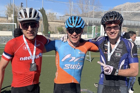 Anders Johannessen (til venstre) og Emil Hasund Eid vant den siste etappen i Costa Blanca Bike Race. Martin Siggerud (til høyre) hadde femte beste tid på etappen. Foto: Eddy Knudsen Storsæter