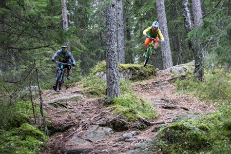 EN LEKSE I SYKKELTEKNIKK: Det er kanskje ikke noe overraskelse av Aslak Mørstad tar innersvingen på snowboarderen, men unna går det! Foto: Christian Nerdrum EN LEKSE I SYKKELTEKNIKK: Det er kanskje ikke noe overraskelse av Aslak Mørstad tar innersvingen på snowboarderen, men unna går det! Foto: Christian Nerdrum