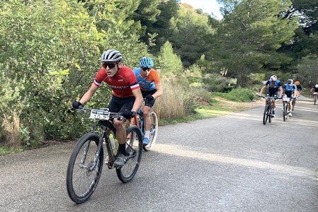 Anders Johannessen (foran) og Emil Hasund Eid har ikke gitt opp ambisjonen om pallplass sammenlagt i Costa Blanca Bike Race. Foto: Eddy Knudsen Storsæter