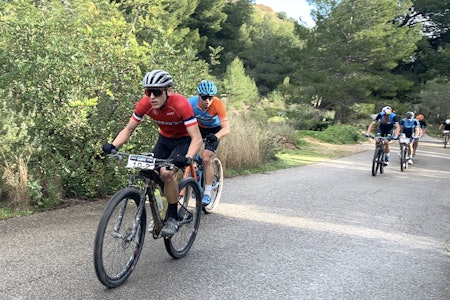 Anders Johannessen (foran) og Emil Hasund Eid har ikke gitt opp ambisjonen om pallplass sammenlagt i Costa Blanca Bike Race. Foto: Eddy Knudsen Storsæter Anders Johannessen (foran) og Emil Hasund Eid har ikke gitt opp ambisjonen om pallplass sammenlagt i Costa Blanca Bike Race. Foto: Eddy Knudsen Storsæter