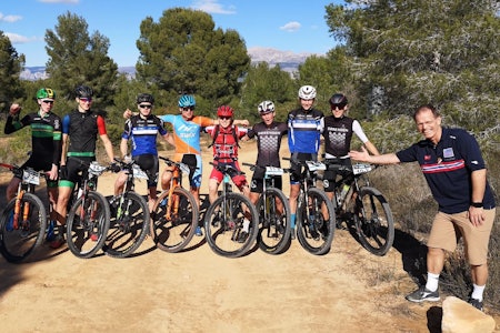 Emil Hasund Eid (midten) og Anders Johannessen (helt til høyre) er to av et stort antall norske ryttere som sykler Costa Blanca Bike Race denne helga. Foto: Lars Stensløkken