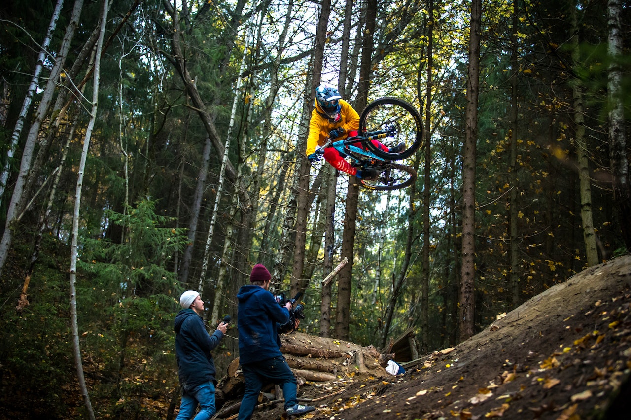 Brage Vestavik har bygget i skogen både høst, vinter og vår. Ferdig blir han aldri, for hver gang han er ute, ser han nye muligheter han vil utvikle. Foto; Mayhem Media Brage Vestavik har bygget i skogen både høst, vinter og vår. Ferdig blir han aldri, for hver gang han er ute, ser han nye muligheter han vil utvikle. Foto; Mayhem Media