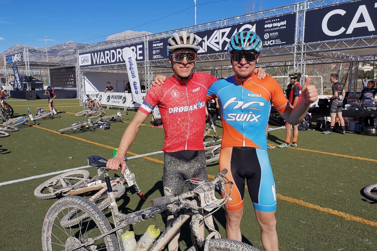 Anders Johannessen (til venstre) og Emil Hasund Eid sikret andreplassen etter spurtoppgjør om første etappe i Costa Blanca Bike Race. Foto: Eddy Knudsen Storsæter