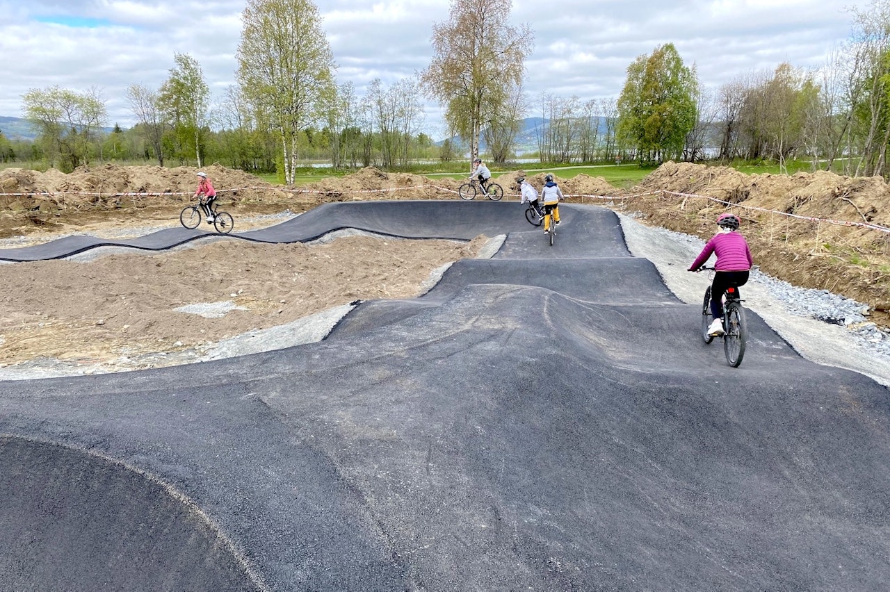 TRØNDELAGS STØRSTE: Pumptracken i Årsøya fritidspark i Selbu er Trøndelags største i sitt slag. Foto: Marius Sørensen Pumptrack Årsøya fritidspark