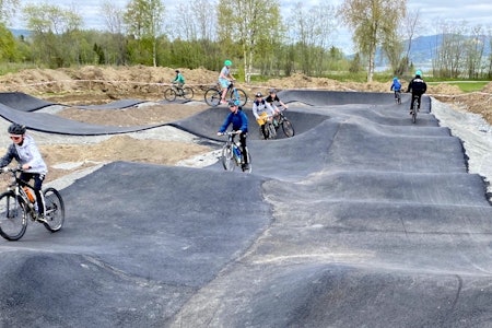 ALLEREDE I BRUK: Asfalten rakk bare så vidt å bli tørr før anlegget ble tatt i bruk fredag morgen. Foto: Marius Sørensen Pumptrack Årsøya Fritidspark Selbu
