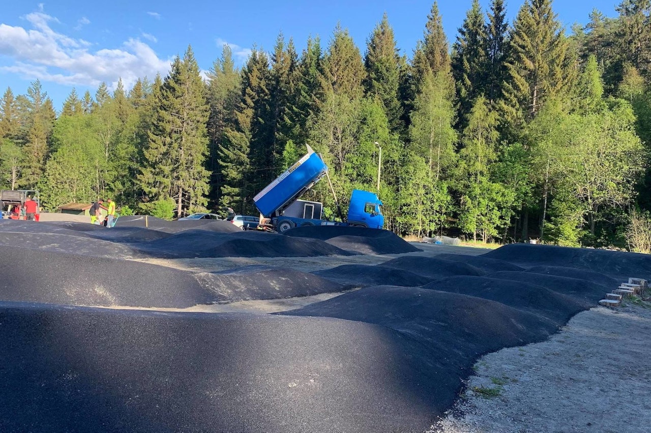 Tirsdag kom det 100 tonn asfalt til pumptracken på Siggerud. Foto: Trond Dyrnes