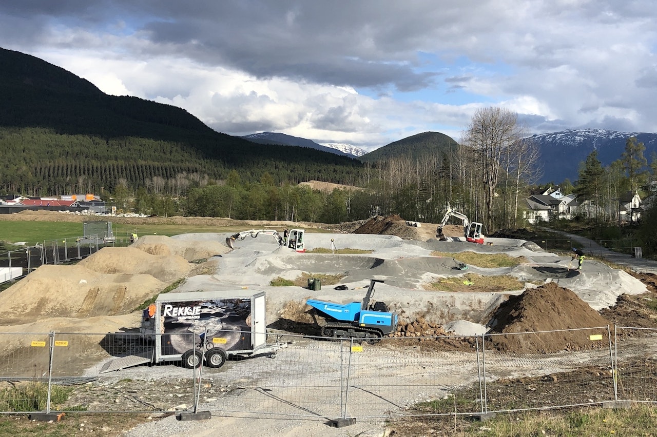 Pumptracken på Kaupanger i Sogndal gjøres klar til asfaltering
