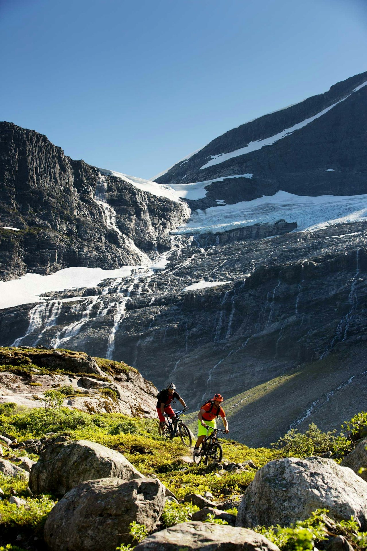 Det er lett å skjønne at utenlandske turister blir bergtatt av vestlandsk natur. Halvard Avdem og Sigleif Myklebust på vei ned Erdalen. / Stisykling i Norge. stisykling i norge, stisykling på stryn, stisykling i nordfjord, strynefestivalen, stisykling i sandane