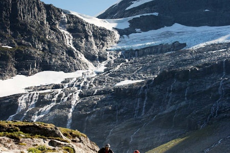 Det er lett å skjønne at utenlandske turister blir bergtatt av vestlandsk natur. Halvard Avdem og Sigleif Myklebust på vei ned Erdalen. / Stisykling i Norge. stisykling i norge, stisykling på stryn, stisykling i nordfjord, strynefestivalen, stisykling i sandane