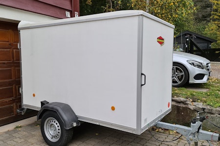 FORSVUNNET: Hengeren med spesialbygget innredning og viktige redskaper for stibyggerne i NOTS of SK Rye er sporløst forsvunnet fra parkeringslommen der den ble parkert før vinteren. Foto: SK Rye ngeren med spesialbygget innredning og viktige redskaper for stibyggerne i NOTS of SK Rye er sporløst forsvunnet