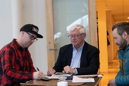 NY SYKKELSTI I NESBYEN: Knut Lønnqvist (til venstre)  og Ove Grøndal (til høyre) i Trailhead Nesbyen undertegnet kontrakten med Norges flotteste sykkelopplevelse ved Osmund Ueland. Foto: Norges flotteste sykkelopplevelse stisykling nesbyen tips