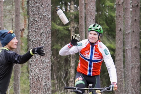 STILIG: Kan dette være den ultimate måten å overlevere drikkeflasken på? Foto: Christian Nerdrum STILIG: Kan dette være den ultimate måten å overlevere drikkeflasken på? Foto: Christian Nerdrum