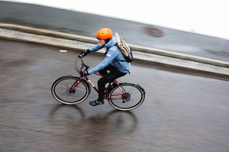COMMUTING: En jobbsyklist demonstrerer hvordan du uanstrengt øker farten på tråsykkelen. Ser ikke forskjell på elektrisk og ikke si! Foto: Kristoffer H. Kippernes jobbsykling, jobbpendling, sykle i trafikken, sykle til jobb, kommentar