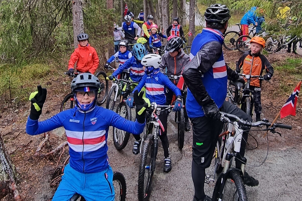17-MAI-STISYKKELTOG: Det manglet verken norske flagg, smil eller entusiasme da TVK arrangerte 17-mai-stisykkeltog i Nilsbyen Terrengsykkelpark i Trondheim. Foto: Gjermund Jakobsen 17-mai i Nilsbyen 2021
