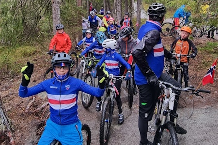 17-MAI-STISYKKELTOG: Det manglet verken norske flagg, smil eller entusiasme da TVK arrangerte 17-mai-stisykkeltog i Nilsbyen Terrengsykkelpark i Trondheim. Foto: Gjermund Jakobsen 17-mai i Nilsbyen 2021